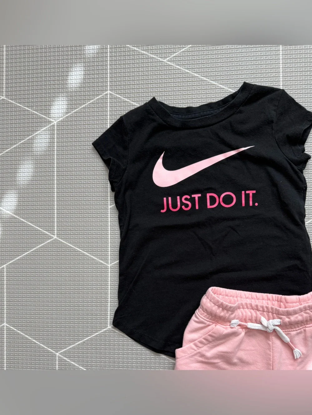 Nike|Baby girl/toddler outfit,Nike check graphic tee & pink lounge shorts•••4-5T